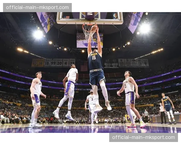 湖人客场挑战掘金，詹姆斯与约基奇再度对话成焦点