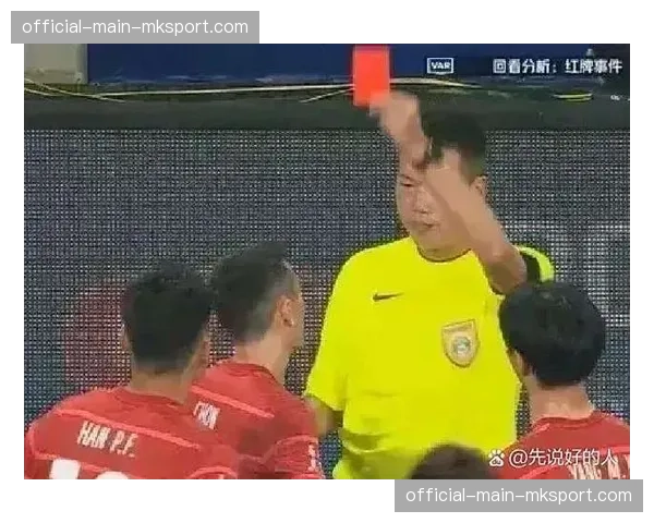 裁判严格执法定位球违规行为，比赛流畅度受影响