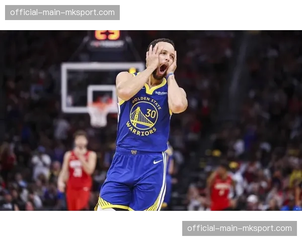 生涯第七次无缘季后赛！库里场下不停摇头显沮丧，膝伤反复仅17分